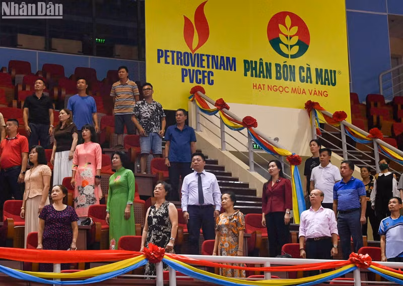 Leaders of Nhan Dan Newspaper, Quang Ninh province and delegates attending the closing ceremony.