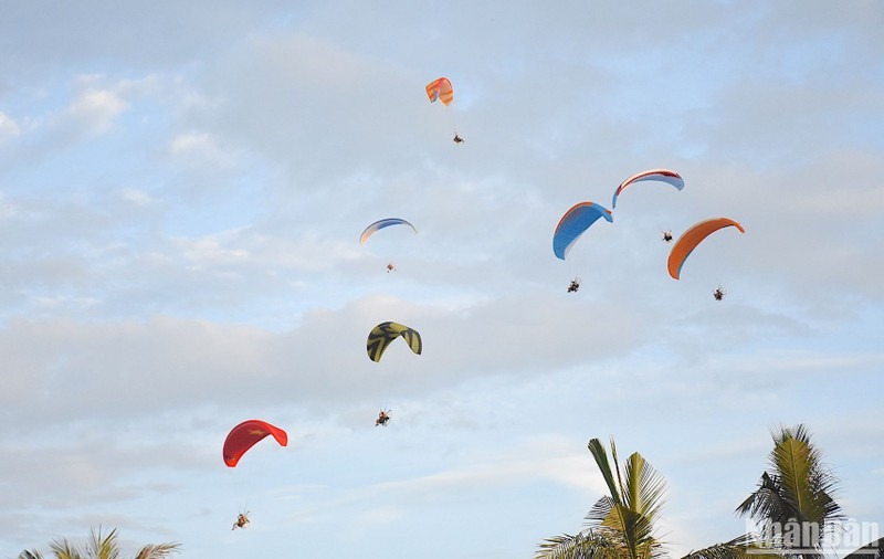 Da Nang Paragliding Tournament kicks off. (Photo: ANH DAO)