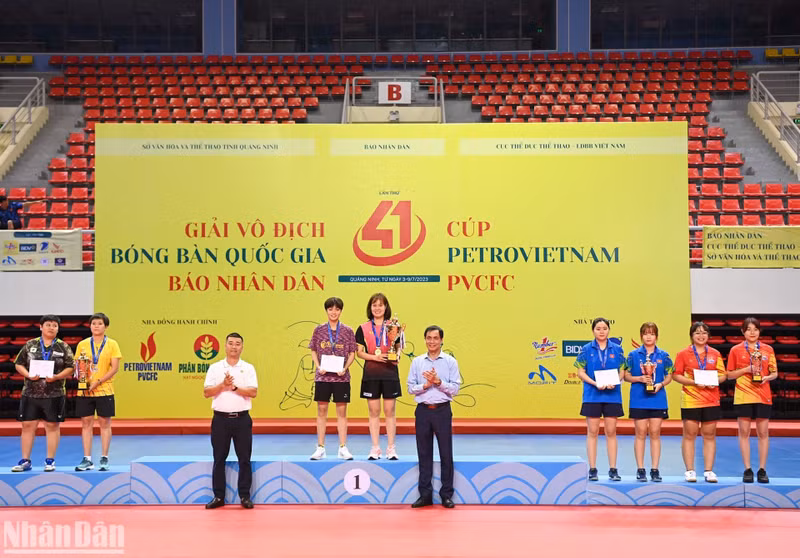 The athletes who won prizes in the women's doubles event.