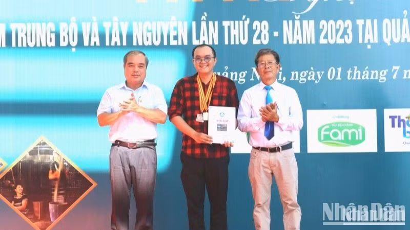 The Gold Medal for the photo series "Da Nang, the City of Bridges" by Le Quang Thien (Da Nang).