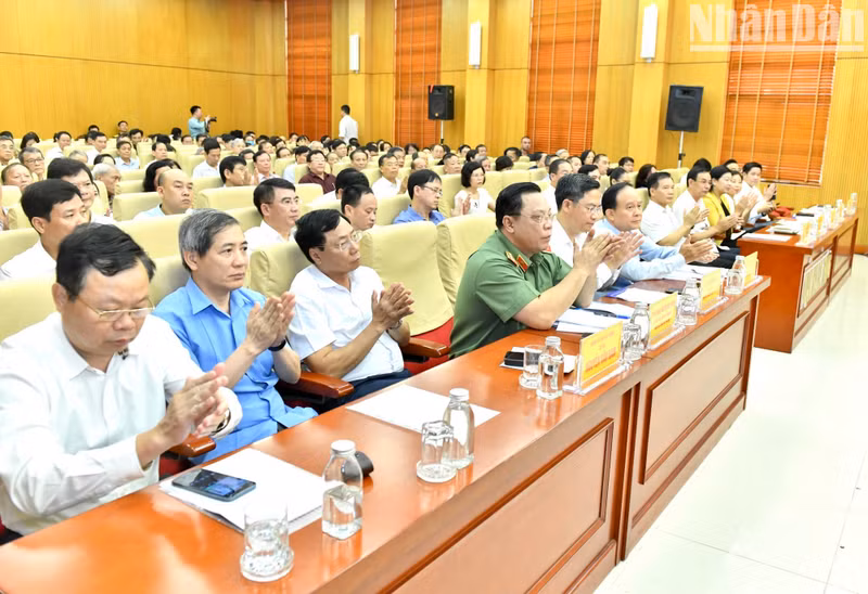 The Hanoi’s delegates and voters at the meeting.