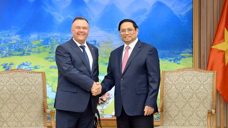 Prime Minister Pham Minh Chinh (R) and President of the International Federation of Freight Forwarders Associations (FIATA) Ivan Petrov at their meeting in Hanoi on July 12 (Photo: VNA)