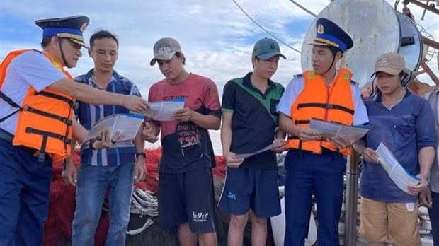 Competent agencies in Ba Ria Vung Tau province popularise fisheries regulations to fishermen