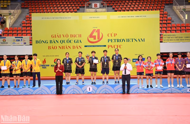 Deputy Editor-in-Chief Que Dinh Nguyen and Vice Chairman of the Quang Ninh Provincial People's Committee Nguyen Thi Hanh present medals to the winning teams in the women's team event.