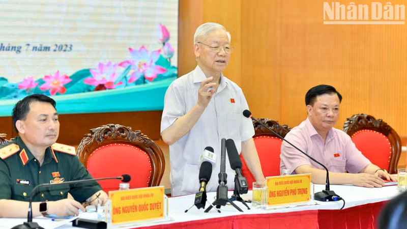 [In Pictures] Party General Secretary Nguyen Phu Trong meets voters in Hanoi ảnh 6