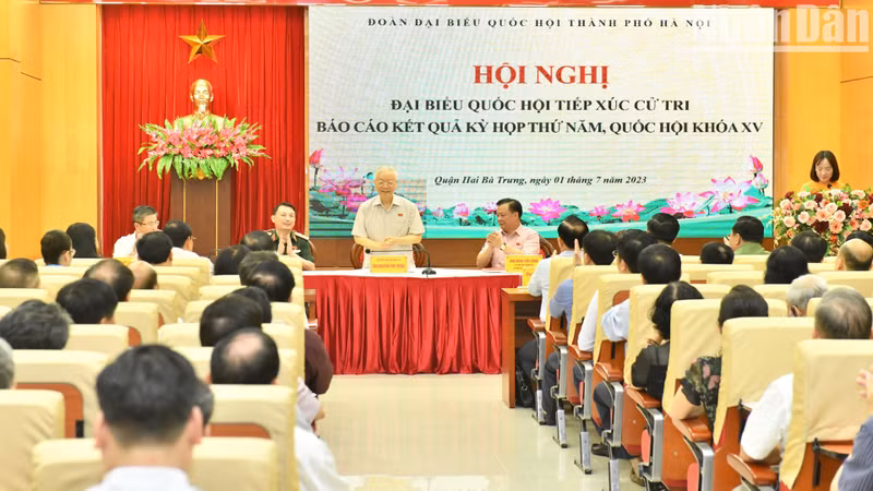[In Pictures] Party General Secretary Nguyen Phu Trong meets voters in Hanoi ảnh 2