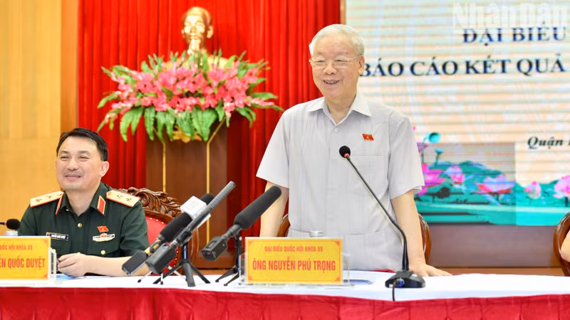 [In Pictures] Party General Secretary Nguyen Phu Trong meets voters in Hanoi ảnh 7