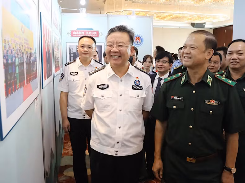 The delegations of the two countries visit the art exhibition.