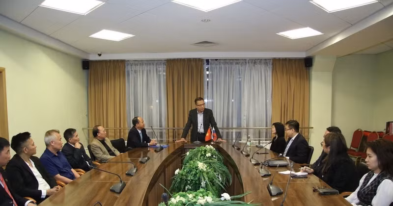Vietnamese Ambassador to Russia Dang Minh Khoi speaks at a working session with representatives of the Vietnamese community in Kazan city, the Republic of Tatarstan, on September 25. (Photo: VNA)