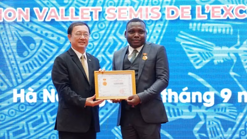 Minister of Science and Technology Huynh Thanh Dat presents the Medal for the Cause of Science and Technology to Dr Espéran Padonou, Director of the Vallet Scholarship Fund.