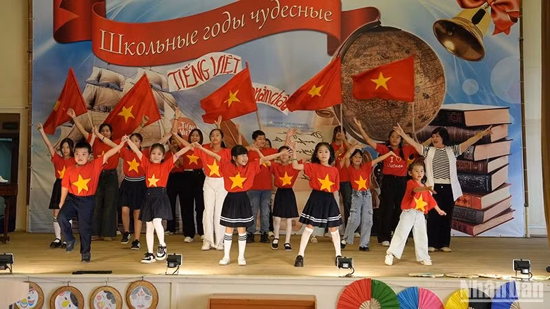 The "Hello Vietnam" dance performed by children of the community in Ulyanovsk. (Photo: XUAN HUNG)