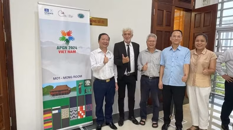 The delegation of Lang Son Province takes a photo with Professor, Dr. Tran Tan Van, senior expert and Dr. Guy Martini, former Chairman of the UNESCO Global Geopark Council.