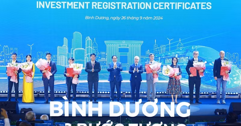 Prime Minister Pham Minh Chinh (C) and investors in Binh Duong province (Photo: VNA)