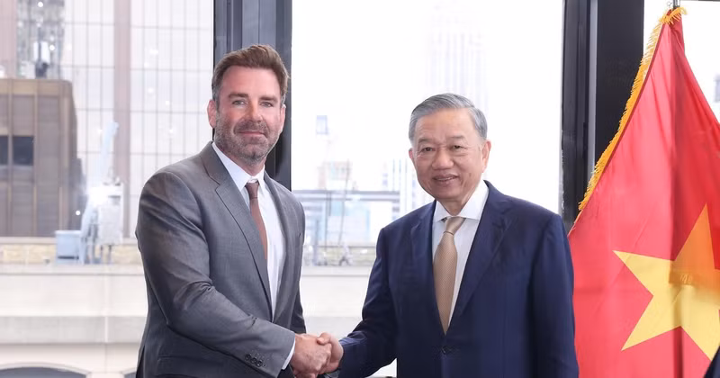 General Secretary of the Communist Party of Vietnam (CPV) Central Committee and State President To Lam (right) and Nick Ammann, Vice President of Global Government Affairs at Apple. (Photo: VNA)