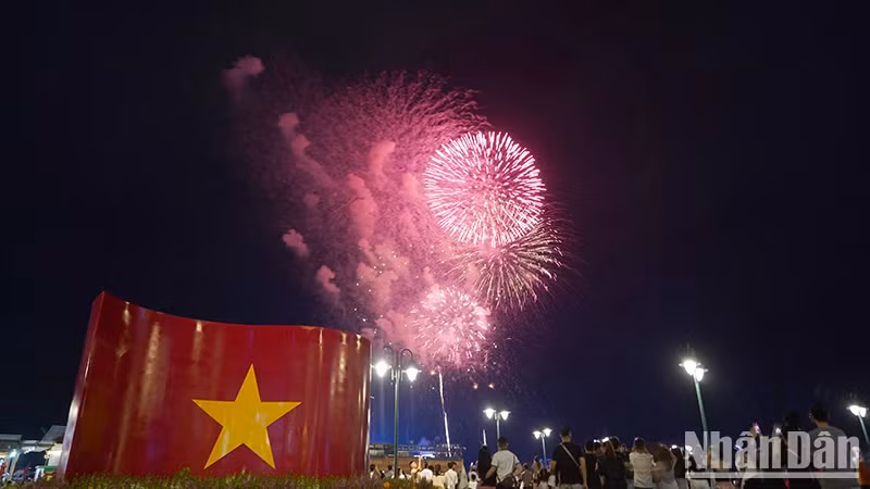 People flock to the Bach Dang Wharf area to admire the brilliant fireworks performance that lasted 15 minutes.