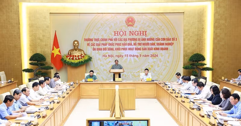Prime Minister Pham Minh Chinh chairs an online conference of permanent Government members with representatives of localities affected by Typhoon Yagi on September 15 morning. (Photo: VNA)