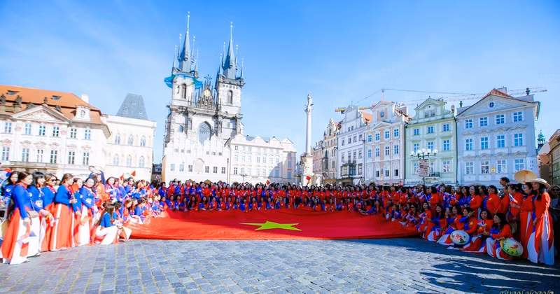 Vietnamese ao dai in the heart of Prague, Czech Republic (Photo: VNA)