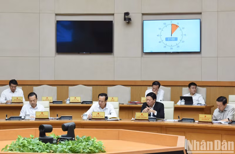 Representatives of leaders of ministries and branches attend the meeting.