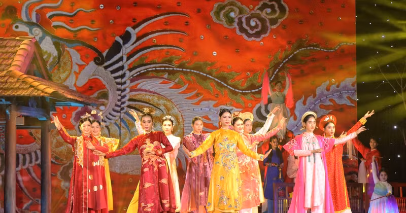 "Ao dai" show at the festival. (Photo: VNA)