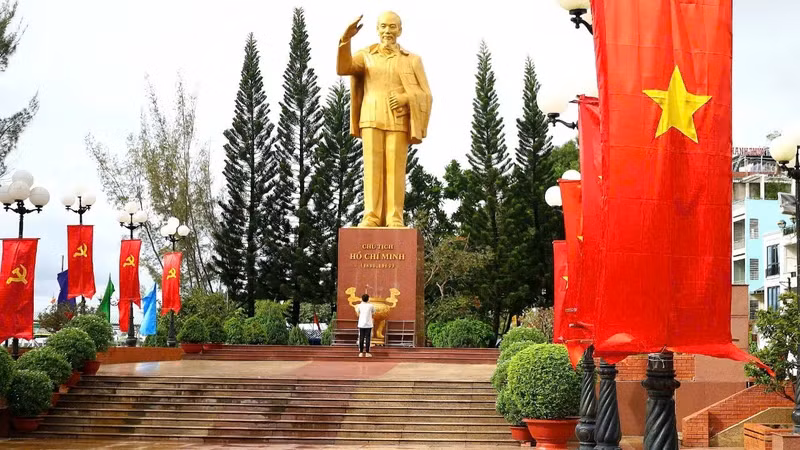 The national flags stand out around ​​Uncle Ho's monument at Ninh Kieu Wharf, Ninh Kieu District, Can Tho City.