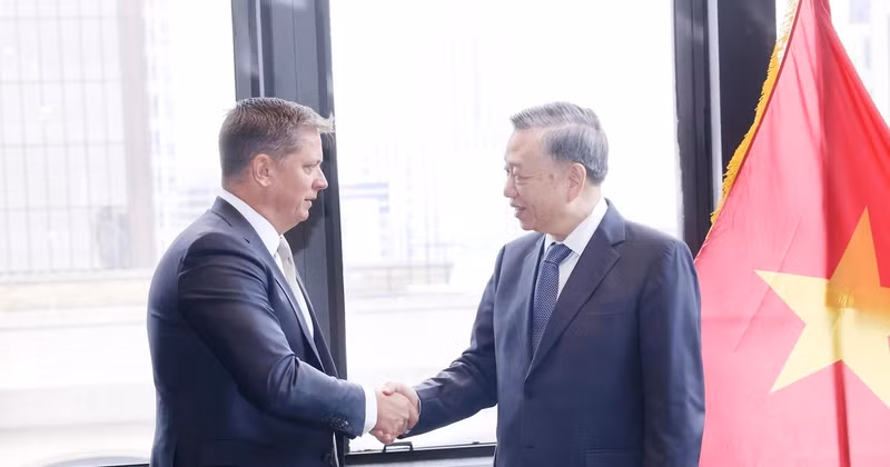 Party General Secretary and State President To Lam (right) and Senior Vice President for Global Business and Government Affairs of SpaceX Tim Hughes at their meeting in New York on September 25. (Photo: VNA)