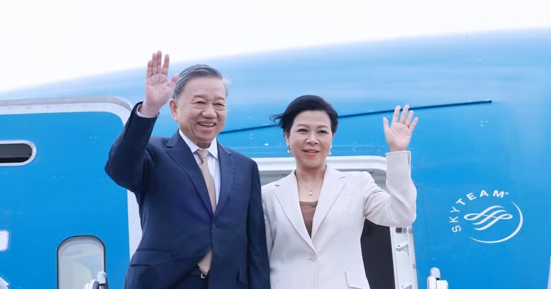 General Secretary of the Communist Party of Vietnam Central Committee and President of Vietnam To Lam and his spouse at John F. Kennedy International Airport in New York city (Photo: VNA)