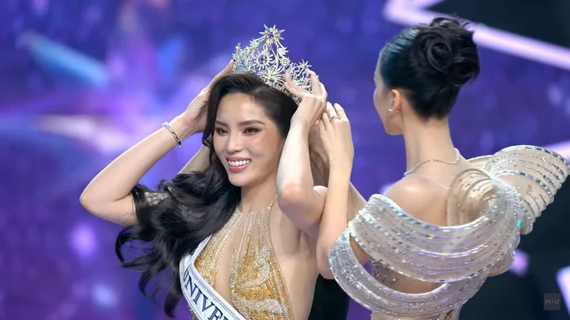 Miss Bui Quynh Hoa crowns the new Miss Nguyen Cao Ky Duyen. (Screenshot)