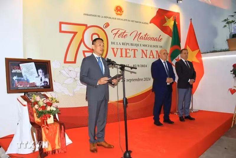 Vietnamese Ambassador to Algeria Tran Quoc Khanh speaks at the event. (Photo: VNA)