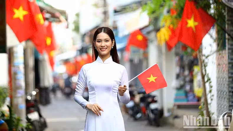 Small alleys lined with flags in the centre of Can Tho city become the "background" for many photographers.