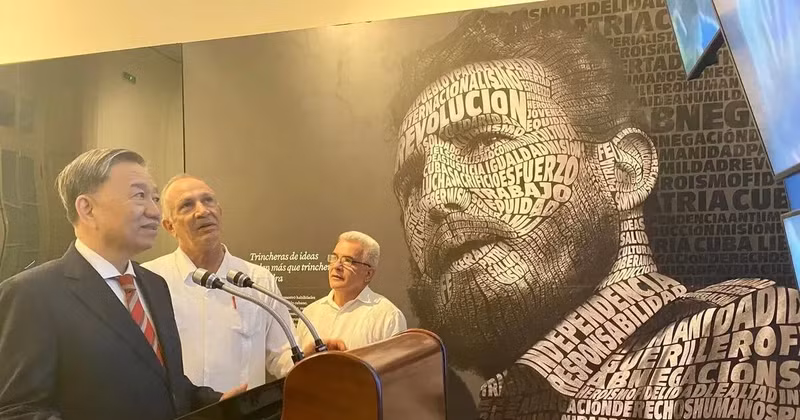 To Lam tours the Fidel Castro Centre in Havana as part his official visit to Cuba in his capacity as Minister of Public Security. (Photo: VNA)