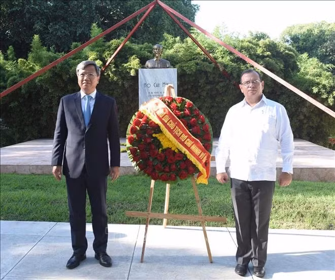 Ambassador Le Quang Long (L) and head of the Cuban Institute of Friendship with the Peoples (ICAP) Fernando González Llort at the ceremony (Photo: VNA)