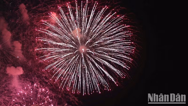 At exactly 9:00 p.m., fireworks light up the sky of Ho Chi Minh City to celebrate the 79th anniversary of the successful August Revolution and National Day on September 2.