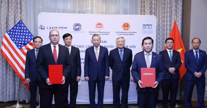 Dinh Viet Phuong, CEO of Vietjet (front row, right) and Joseph Vitulli, Representative of Honeywell Aerospace Technologies (front row, left) exchange a cooperation agreement in the presence of Party General Secretary and President To Lam during his trip to the US (Source: Vietjet)