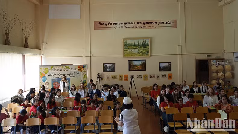 Vietnamese-Russian children participate in a language game at the Festival. (Photo: XUAN HUNG) Vietnamese-Russian children participate in a language game at the Festival. (Photo: XUAN HUNG)