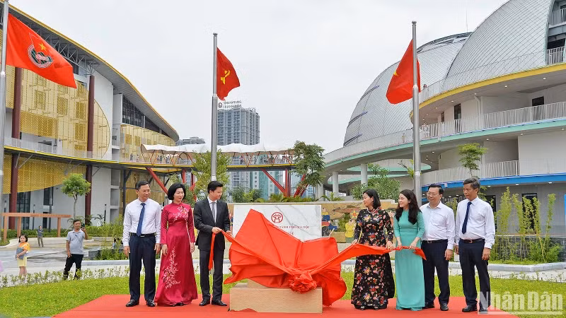 Representatives of the Central Committee of the Ho Chi Minh Communist Youth Union, Hanoi City and related units performed the ceremony of attaching Hanoi Children's Palace’s signboard.