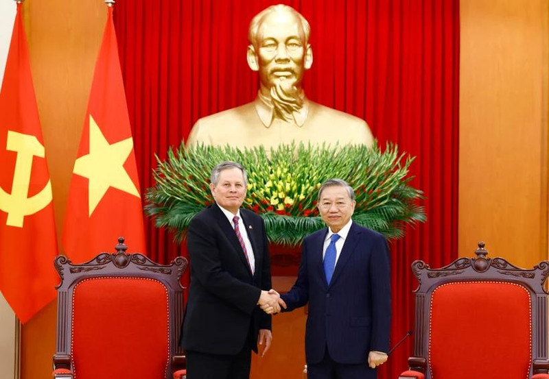 Party General Secretary To Lam (right) and US Senator Steven David Daines at their meeting in Hanoi on March 20 (Photo: VNA)