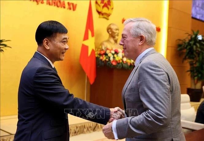 Vice Chairman of the National Assembly Vu Hong Thanh (left) shakes hands with Chairman and CEO of the US-ASEAN Business Council (USABC) Ted Osius. (Photo: VNA)