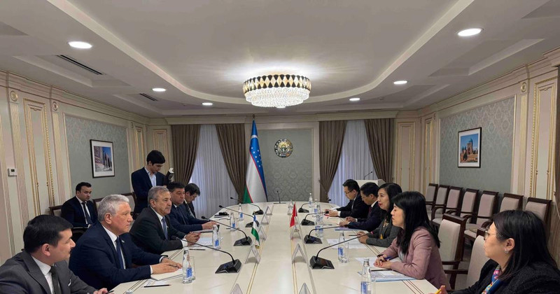At the meeting between Vietnamese Deputy Minister of Foreign Affairs Le Thi Thu Hang and First Deputy Chairman of the Uzbek Senate S. Safoev. (Photo: Vietnam Ministry of Foreign Affairs)