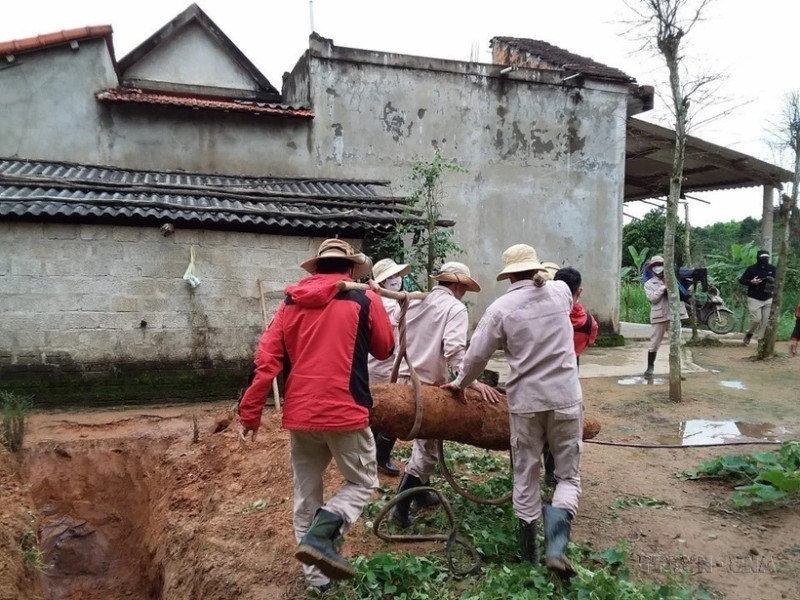 The MAG Bomb and Mine Clearance Team successfully discovers and disposes of an unexploded bomb weighing nearly 230kg in a resident's garden in Nguyen Son village of Cu Nam commune, Quang Binh province, in April 2024. Vietnam aims to have no casualties from bombs, mines, and explosives by 2025. (Photo: VNA)