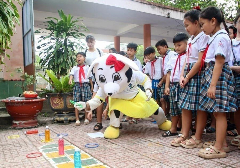 Students in Tan Bien Primary School in Tay Ninh province have an exciting day with various activities at school playground. (Photo: VNA)