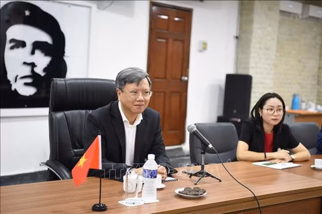 Vietnamese Ambassador to Cuba Le Quang Long at the meeting (Photo: VNA)