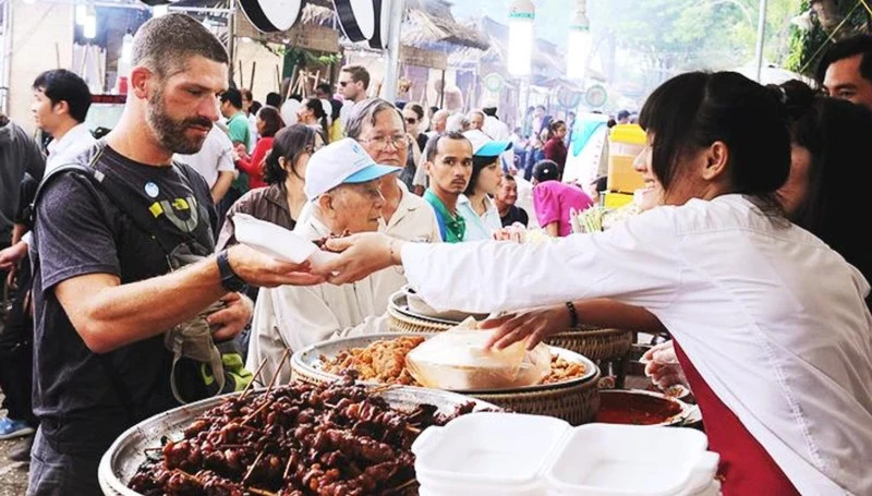 Foreign tourists enjoy delicious Vietnamese dishes.