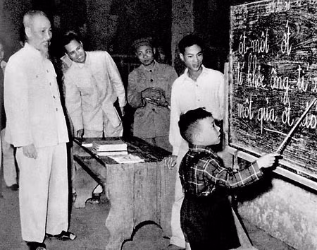 Uncle Ho visits a beginners' class on Hang Than street in Hanoi in 1958. ( VNA's file photo)