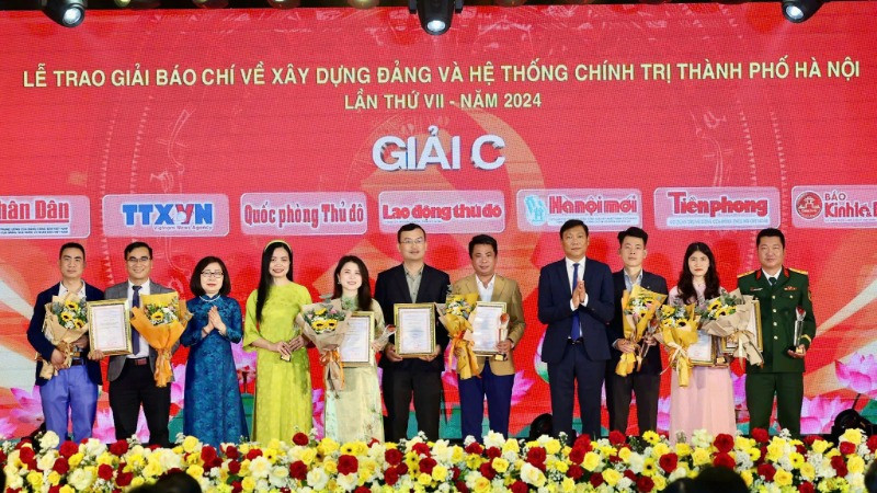 Hanoi presents the 7th Press Award on Party Building and Political System of the City 2024.