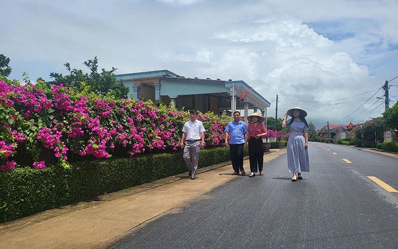 The rural appearance of Ky Phu Commune, Ky Anh District has changed rapidly thanks to the building of a new-style rural area. 