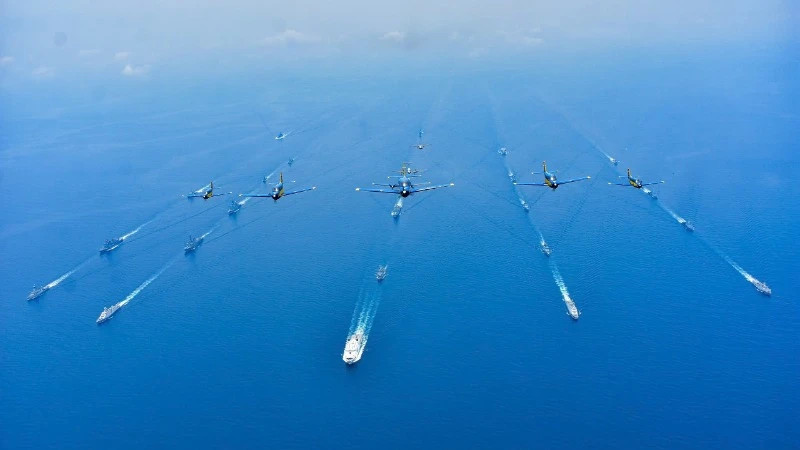 Ship 09 of Vietnam’s Naval Region 2 Command participates in a sea exercise with navies of other countries.