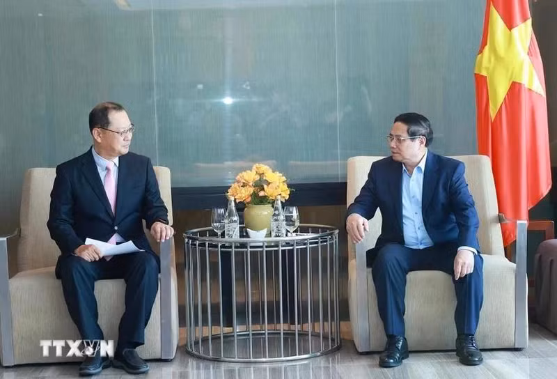 Prime Minister Pham Minh Chinh (right) receives a leader of Hyosung Vina Co. Ltd in Ba Ria-Vung Tau province on March 20. (Photo: VNA)