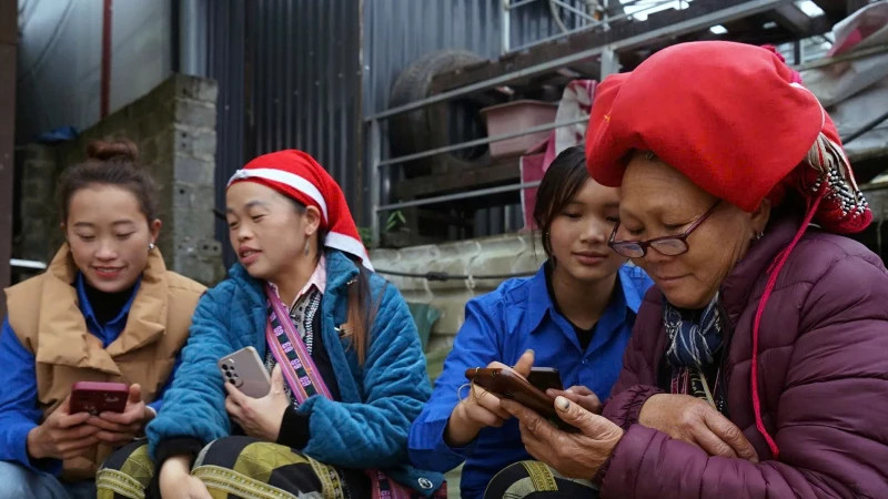 Youth union members of Ta Phin Commune (Sa Pa Town, Lao Cai Province) guide people on how to use social networks.
