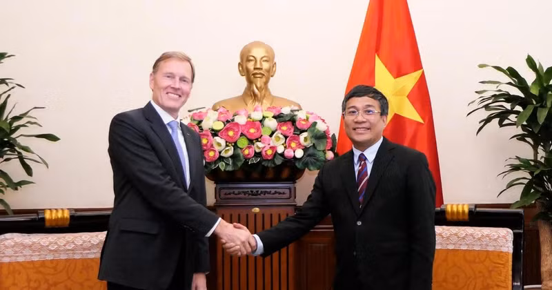 Permanent Deputy Minister of Foreign Affairs Nguyen Minh Vu (right) and Airbus Executive Vice President International Wouter van Wersch (Photo: Ministry of Foreign Affairs)