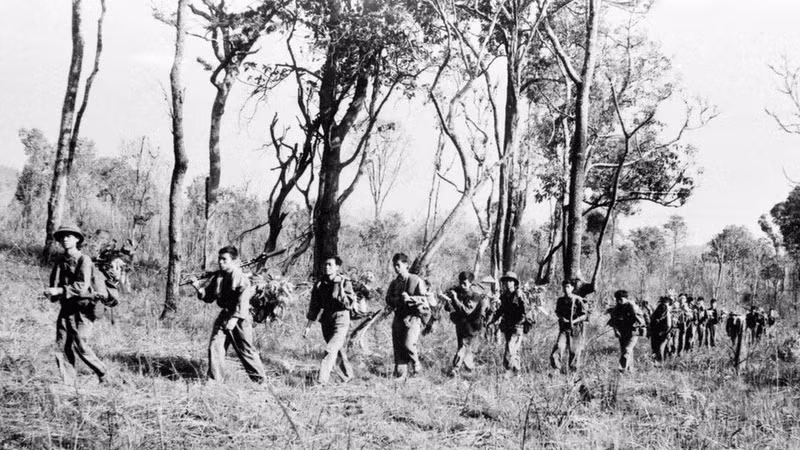 Gia Lai troops march on Road No.19 (1975). (Photo: Xuan Quyet/VNA)